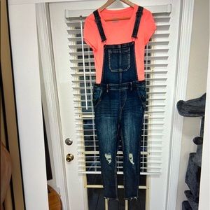 ⭐️DISTRESSED NWOT DARKWASH DENIM CROPPED OVERALLS W/ CORAL T-SHIRT 😍